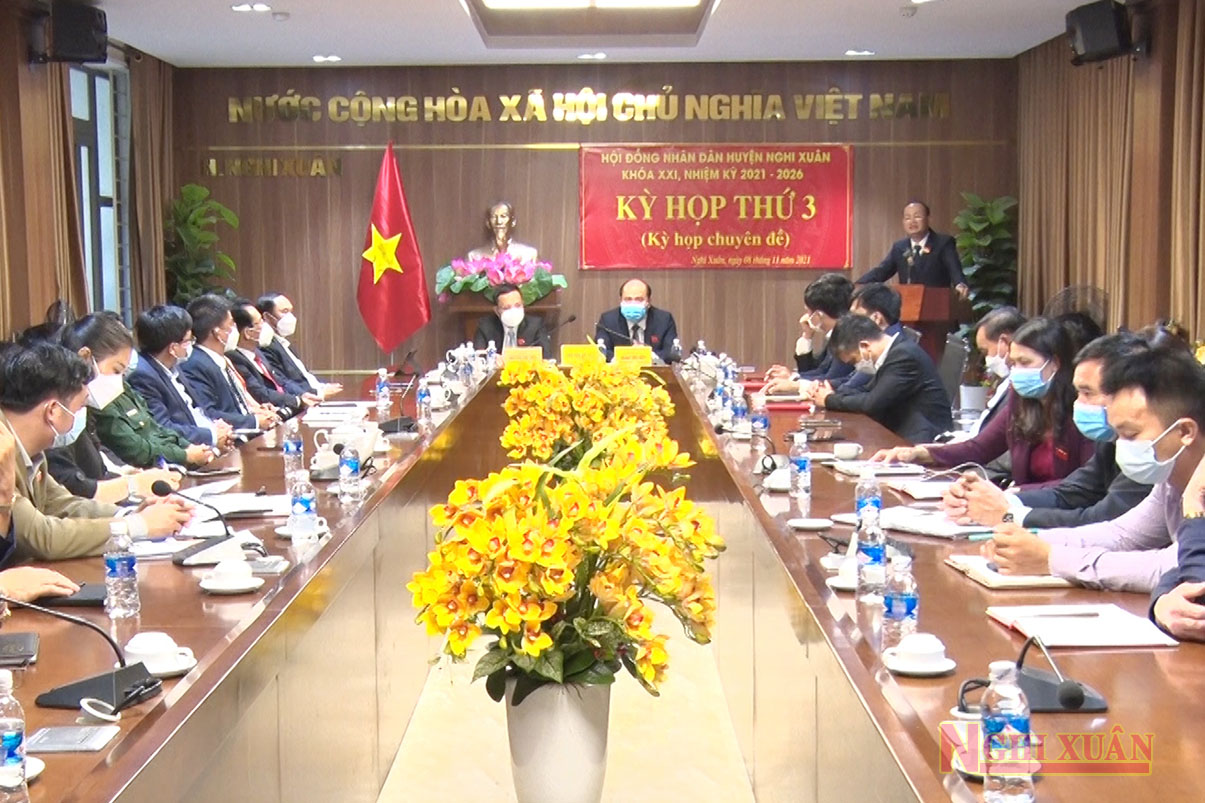 Phó Bí thư Thường trực Huyện ủy – Chủ tịch HĐND huyện Nguyễn Văn Hiếu và Phó Chủ tịch HĐND huyện Hoàng Hữu Hiệp chủ tọa kỳ họp.
